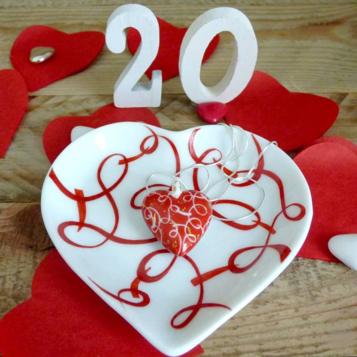 Cœur de porcelaine décor ruban rouge passion- cadeau personnalisé