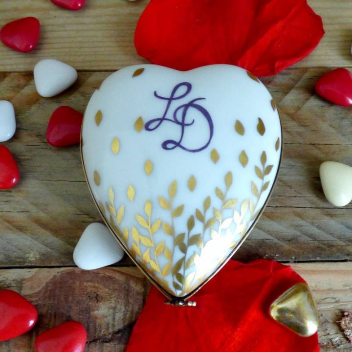 Jewelry box and heart necklace with gold decoration - french porcelain