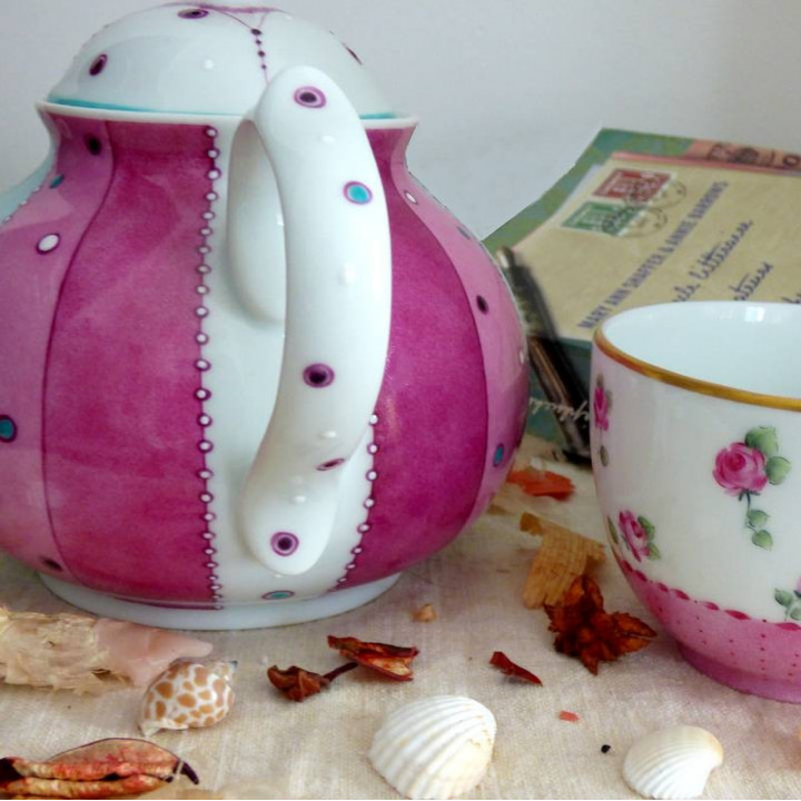 Théière en porcelaine décor romantique montgolfière noces de porcelaine