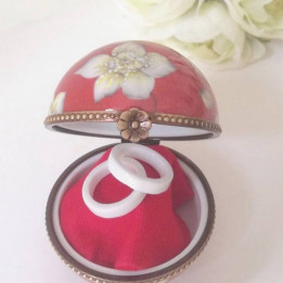 Box red porcelain ball white flowers - Box mariage ring
