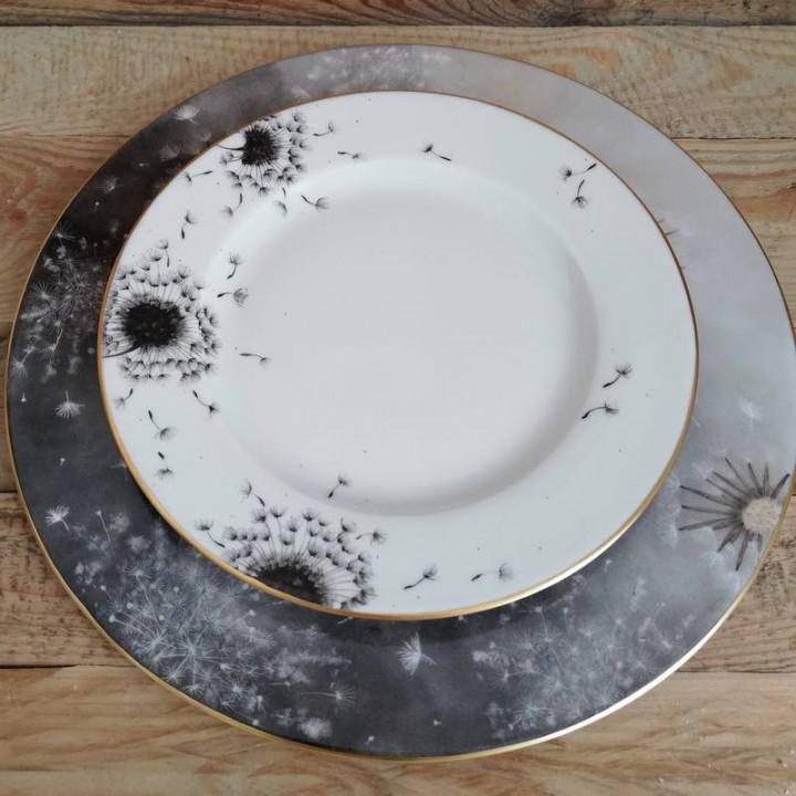 Service plate in french porcelain with blown dandelion and gold decor