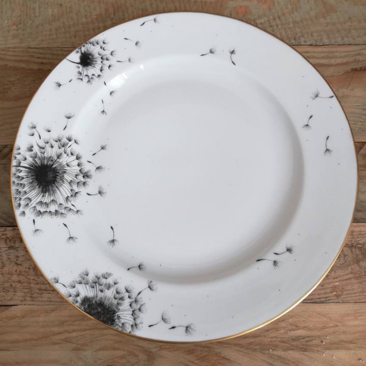 Assiette de table en porcelaine de limoges décor pissenlit soufflé et or
