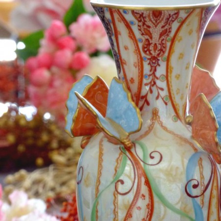 Vase en porcelaine fine - peint à la main rubans et grosses fleurs . Made in France