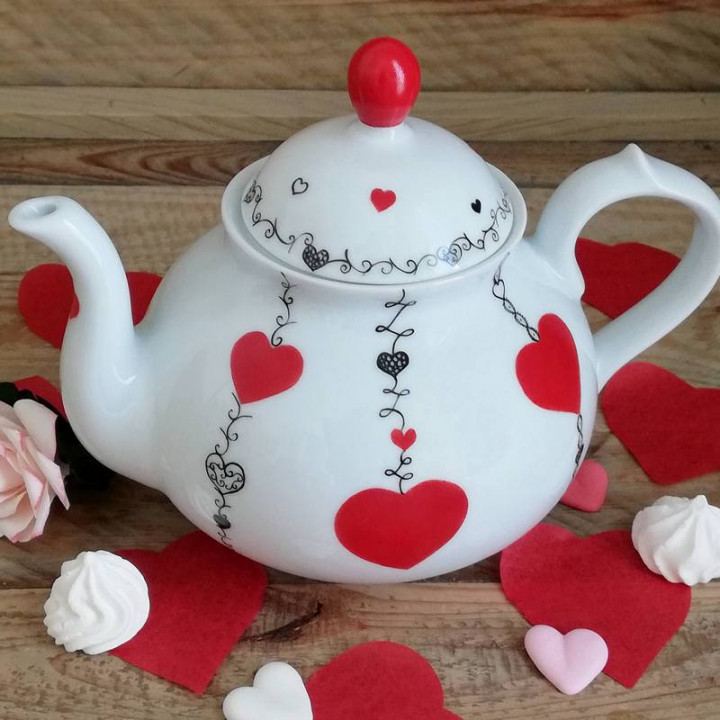 Théière en porcelaine décor coeur rouge romantique noces de porcelaine