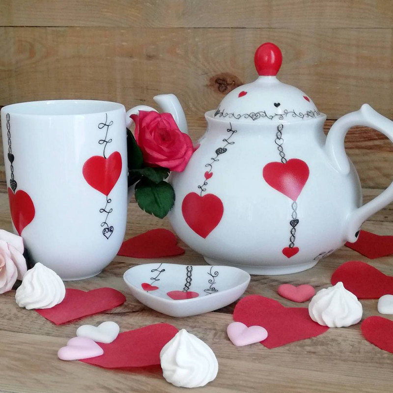 Ensemble thé porcelaine théière et mug cœur rouge