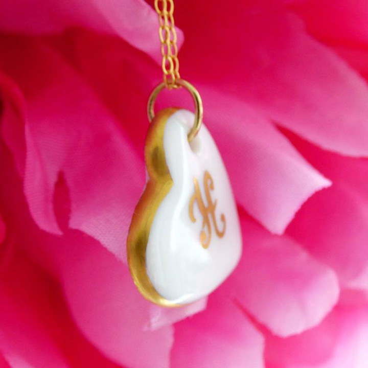 Collier coeur - cadeau Noces de porcelaine - décor Initiales d'Or