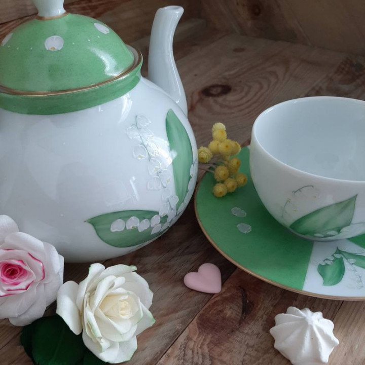 Théière en porcelaine décor brin de muguet et or - 13 ans de mariage