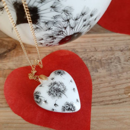 collier cœur de porcelaine . Décor pissenlit soufflé et or fin