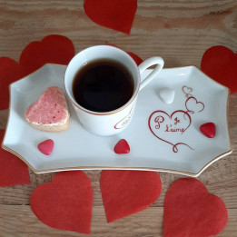 Tasse à café porcelaine et son petit plateau café gourmand coeur rouge