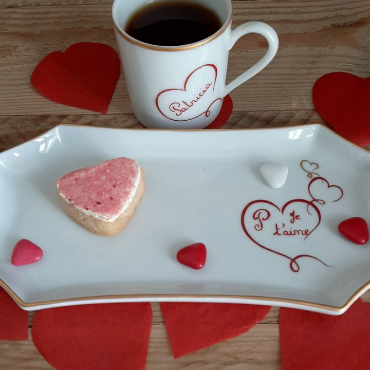 Tasse à café porcelaine et son petit plateau café gourmand coeur rouge