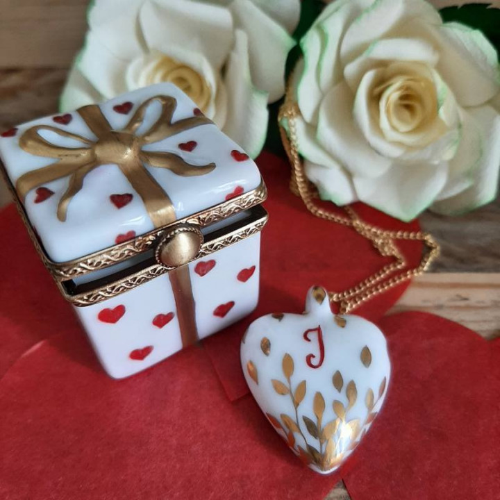 Gift box and red and gold porcelain heart necklace - personalized