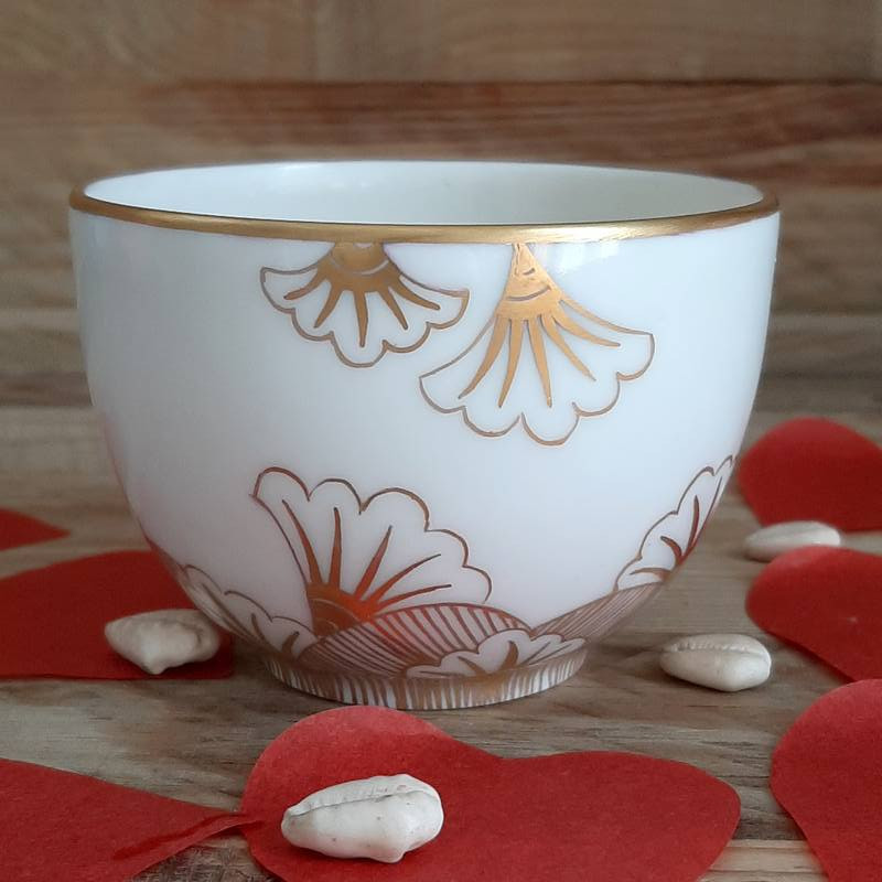 petit bol à thé sans anse en porcelaine décor fleurs or