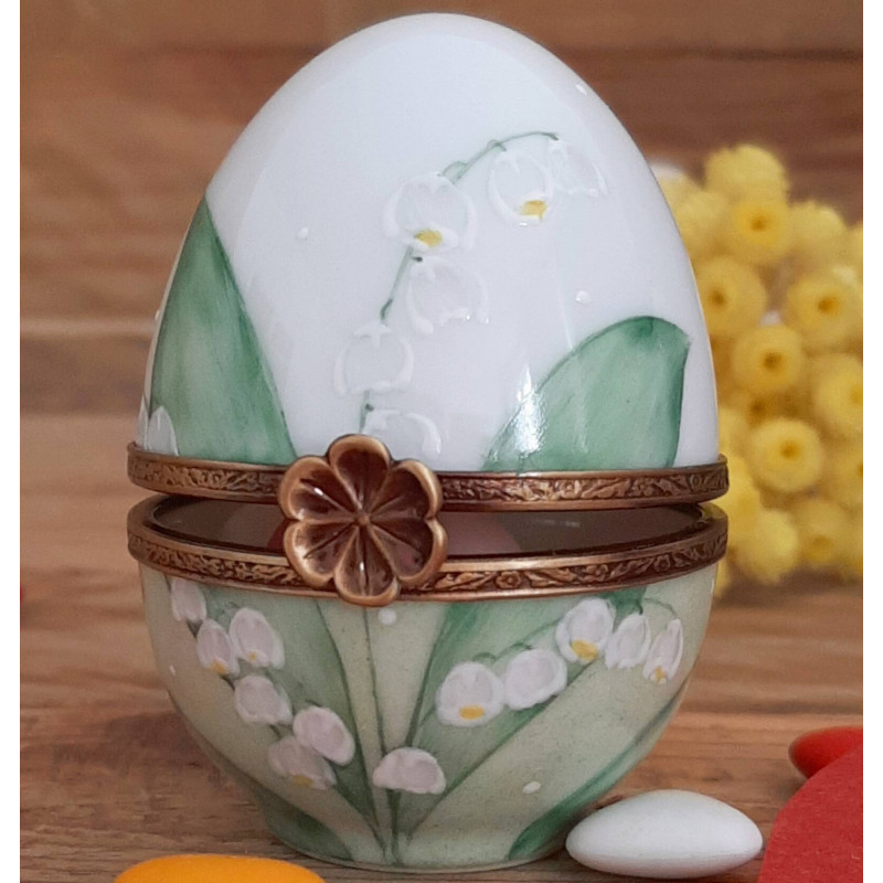 Boite œuf porcelaine décor muguet porte-bonheur. Boite à alliances