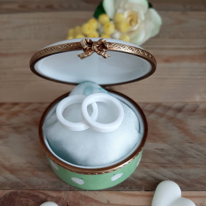 Porcelain pill box with lily of the valley design - Engagement ring