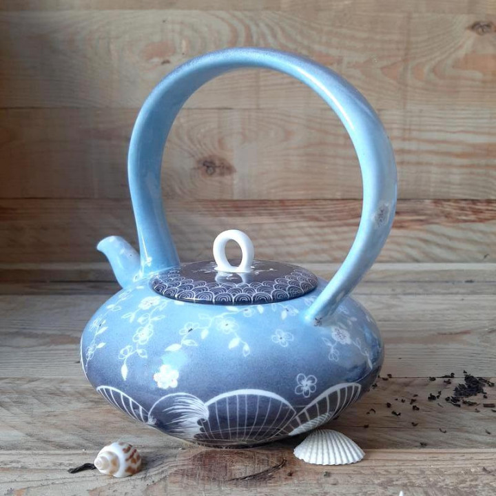 Théière porcelaine France décor inspiré de la vague Hokusai peint main