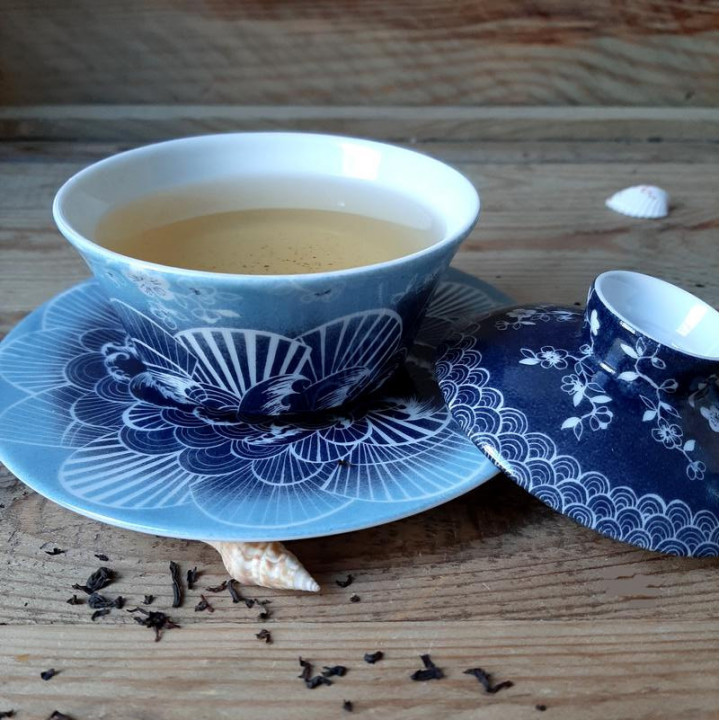 Tasse thé avec couvercle porcelaine de France décor bleu vague Hokusai