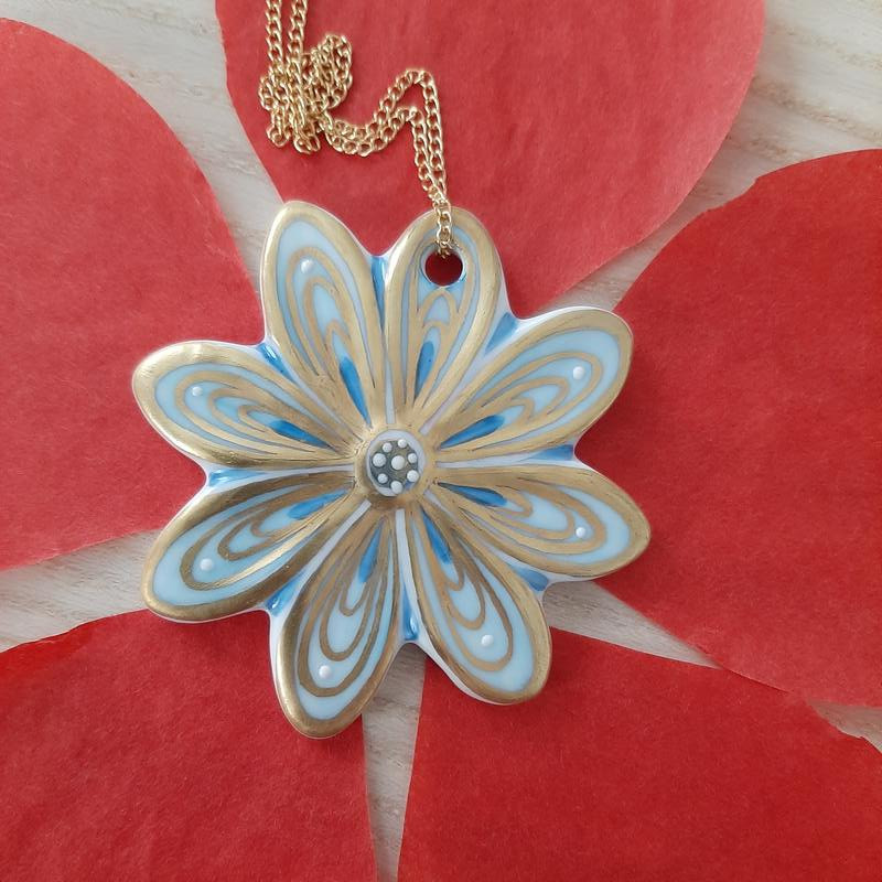Collier fleur de porcelaine bleu et or