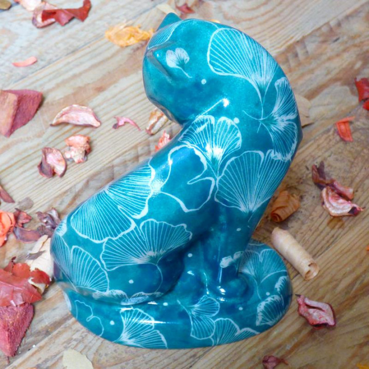 Cat in fine porcelain -Statuette decoration - Ginko leaf decoration