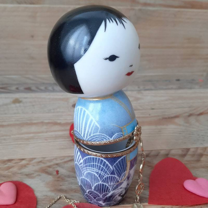 Poupée Kokeshi en porcelaine - Boite à bijoux - Décor vague bleue