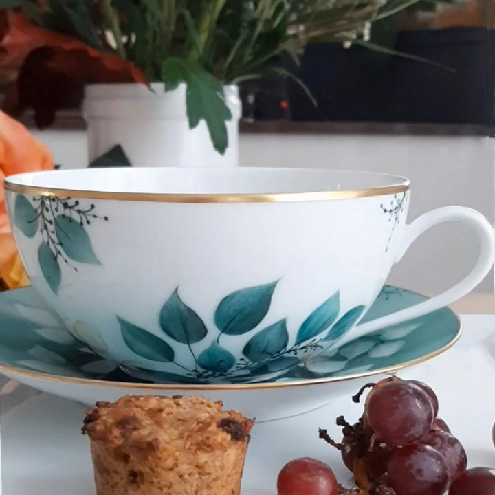 Tasse et sous tasse porcelaine pour petit déjeuner . Décor feuillages vert et or fin