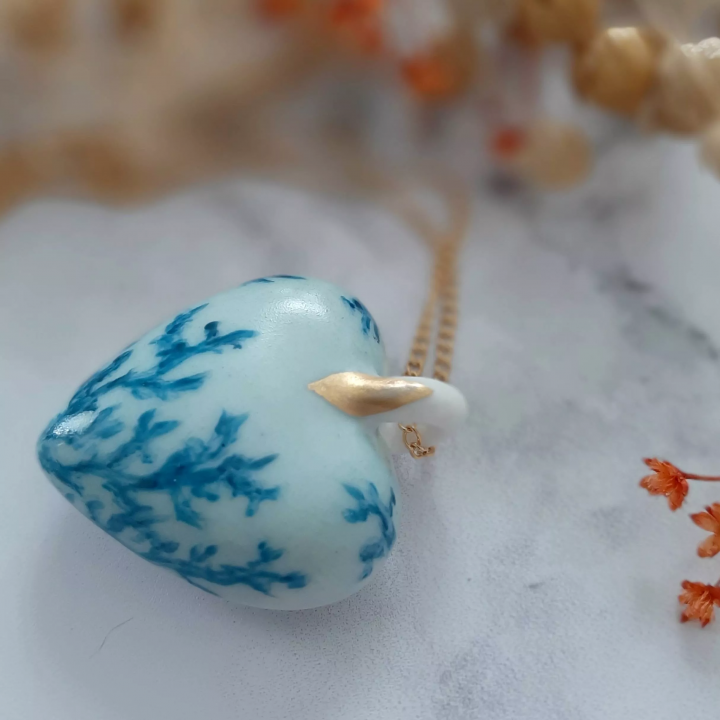 Collier coeur - Noces de porcelaine 20 ans - décor Corail bleu