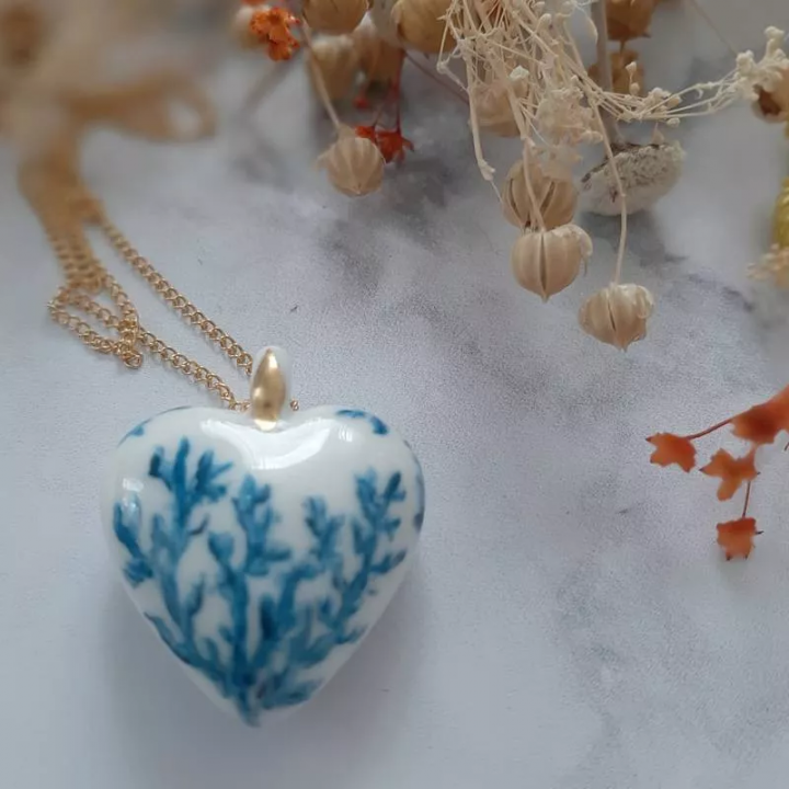 collier coeur porcelaine décor corail bleu turquoise
