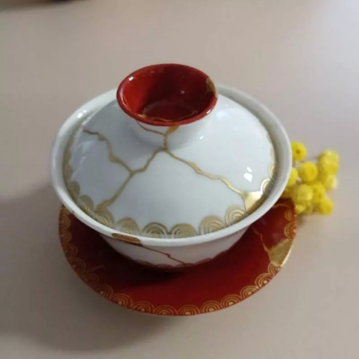 Tasse thé avec couvercle porcelaine  décor Kinsughi rouge et or