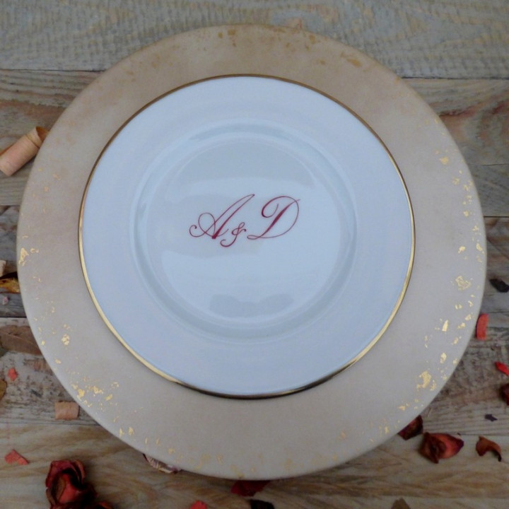 Assiette porcelaine personnalisée filet or et initiales couleurs