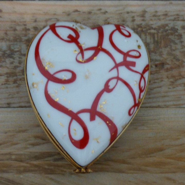 Boite et collier coeur porcelaine assortis decor rouge passion et or