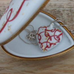 Cœur porcelaine écrin bijoux et collier cœur rouge et or