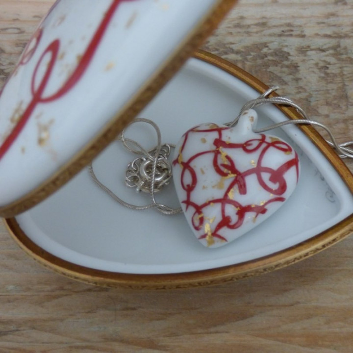 Cœur porcelaine écrin bijoux et collier cœur rouge et or