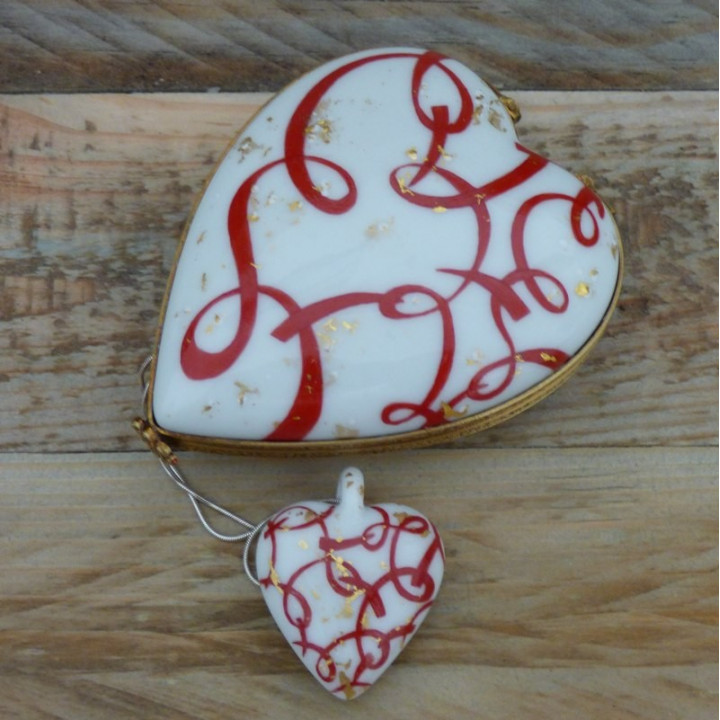 Collier coeur porcelaine écrin bijoux assortis rouge passion et or