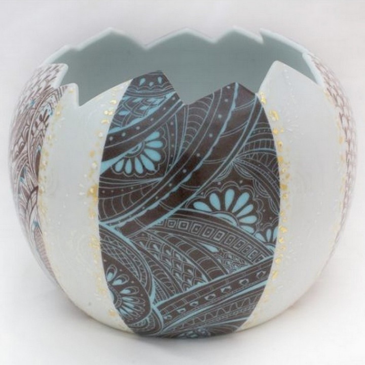 Vase boule porcelaine bleu graphique et brun ébène - peint à la main
