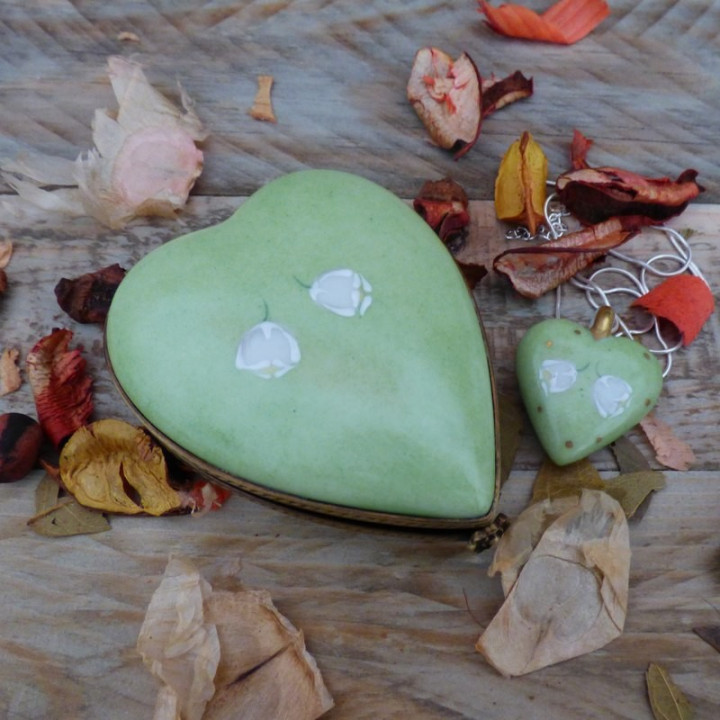 Boite et collier coeur de porcelaine assortis - décor Muguet et or fin