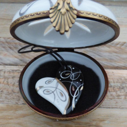 Porcelain jewelry box perfume diffuser and platinum heart necklace