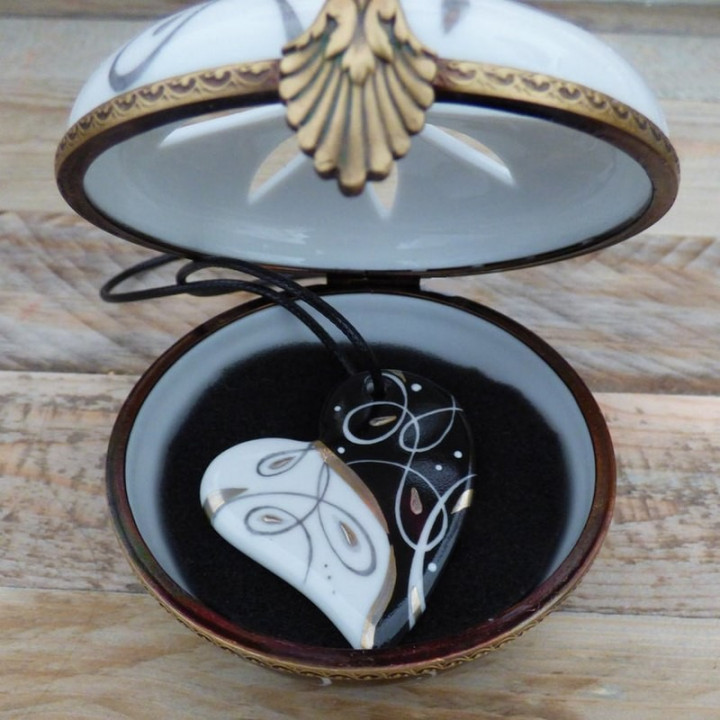 Porcelain jewelry box perfume diffuser and platinum heart necklace