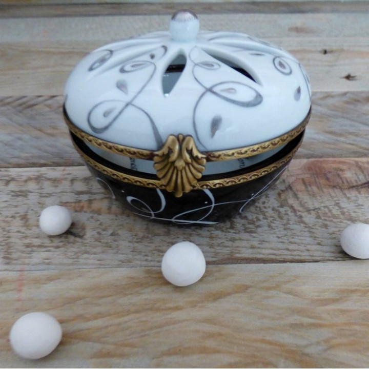Porcelain jewelry box perfume diffuser and platinum heart necklace