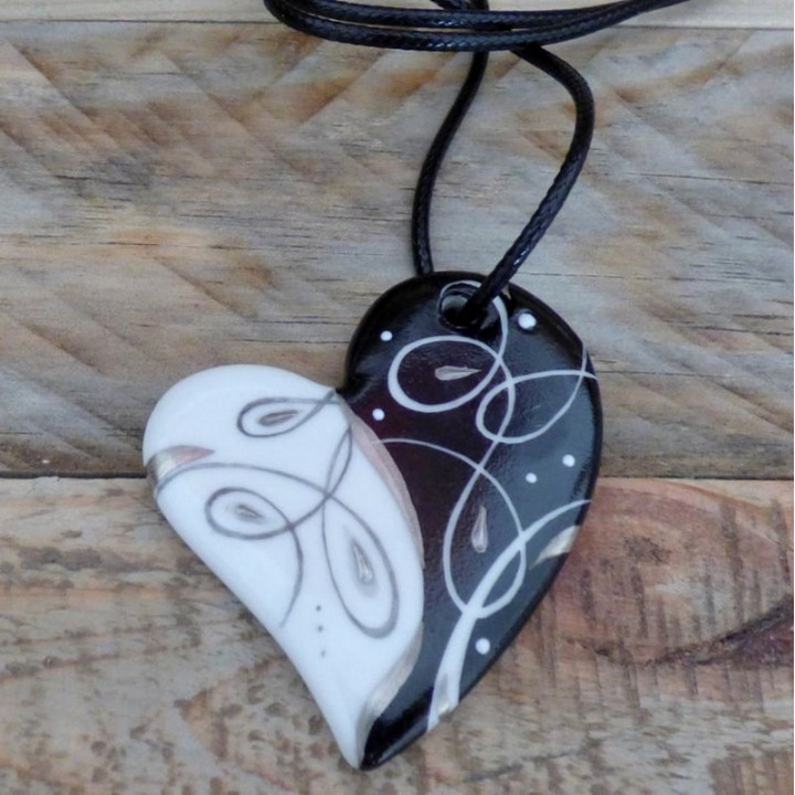 Porcelain jewelry box perfume diffuser and platinum heart necklace