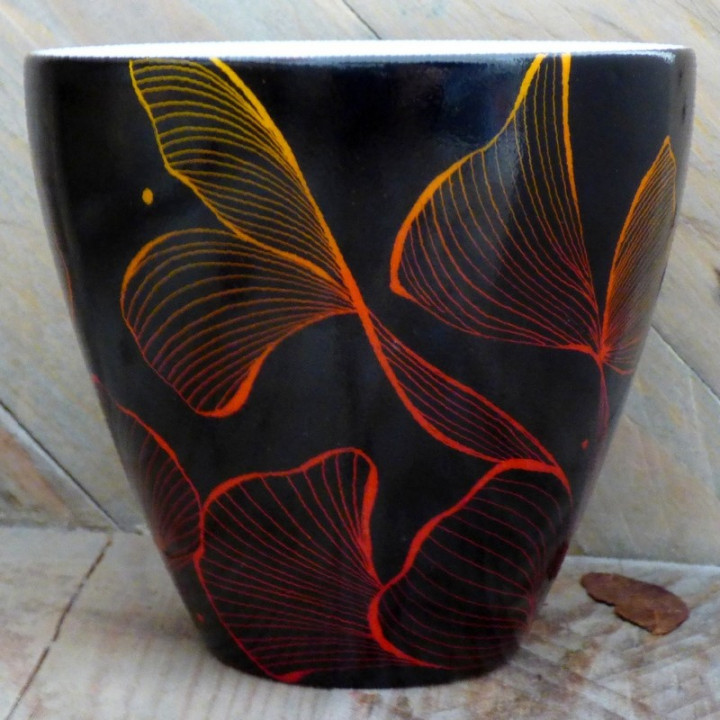 Gobelet porcelaine noir  rouge France - Décor contemporain peint main