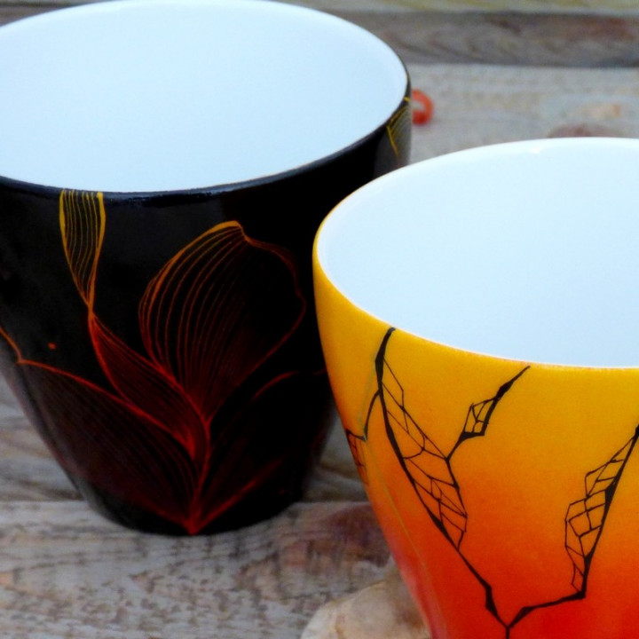 Gobelet porcelaine noir et rouge France  Décor contemporain peint main