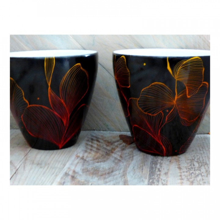 Gobelet porcelaine noir et rouge France  Décor contemporain peint main