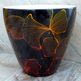 tasse porcelaine ou pot à bougie . Décor contemporain rouge et noir