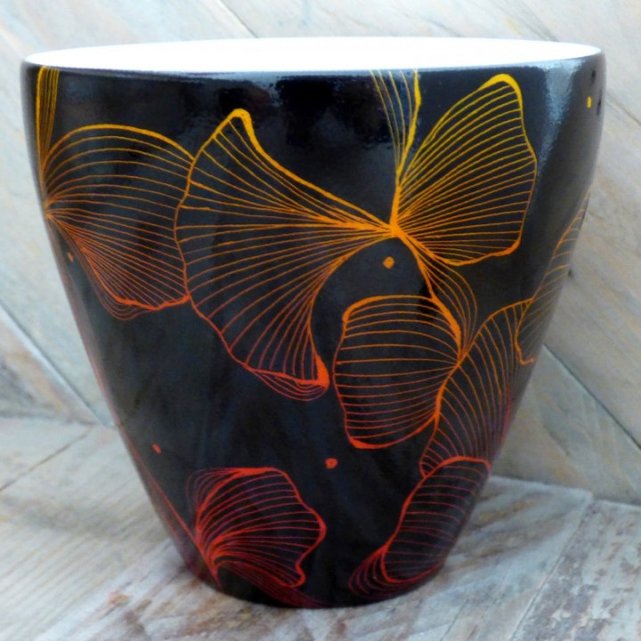 tasse porcelaine ou pot à bougie . Décor contemporain rouge et noir