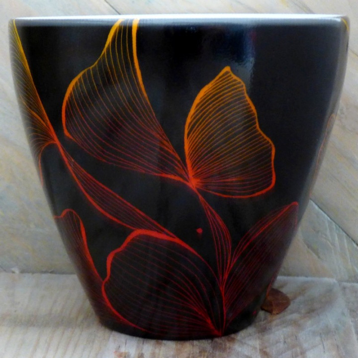 Gobelet porcelaine noir et rouge France  Décor contemporain peint main