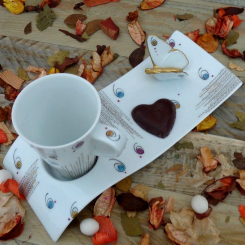 Tasse cone porcelaine café gourmand papillon et or
