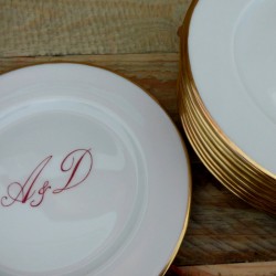 Assiette porcelaine fine décor initiales et filet or