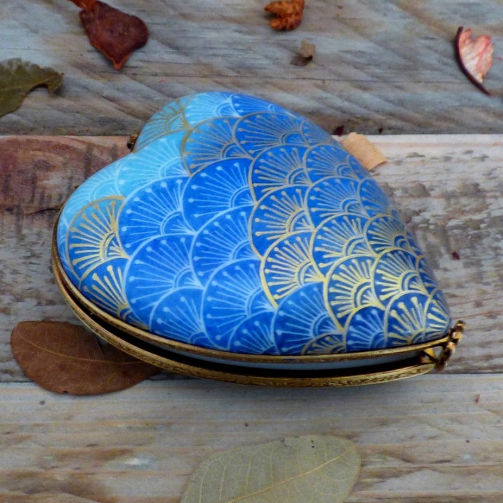 Boite à bijoux coeur porcelaine Décor vague bleu et or Seigahia