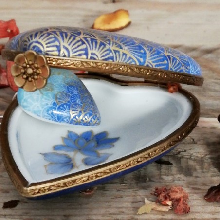 Boite  et collier coeur assorti en porcelaine  décor seigahia bleue