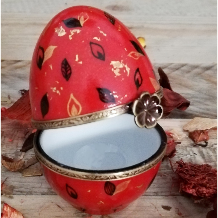 Boite oeuf porcelaine fine rouge décoré à la feuille d'or - fait main