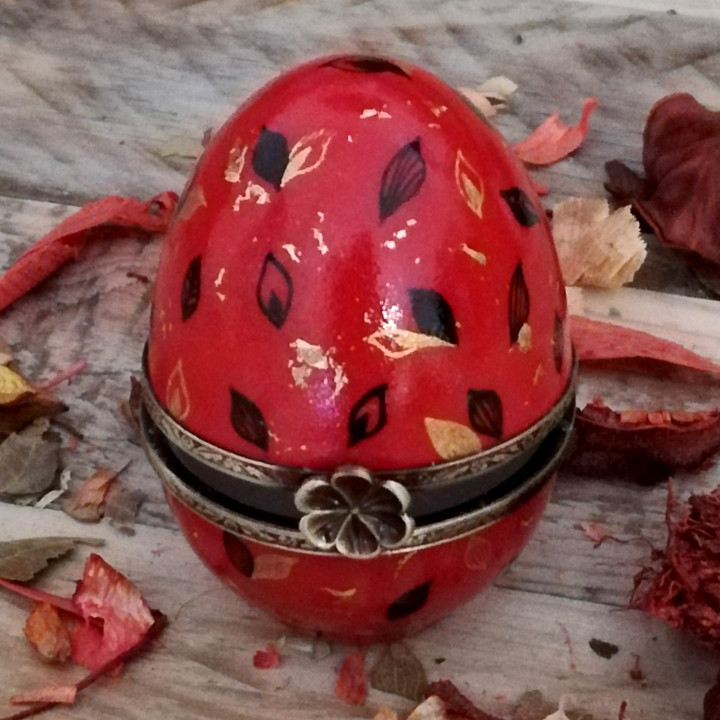 Boite oeuf porcelaine fine rouge décoré à la feuille d'or - fait main
